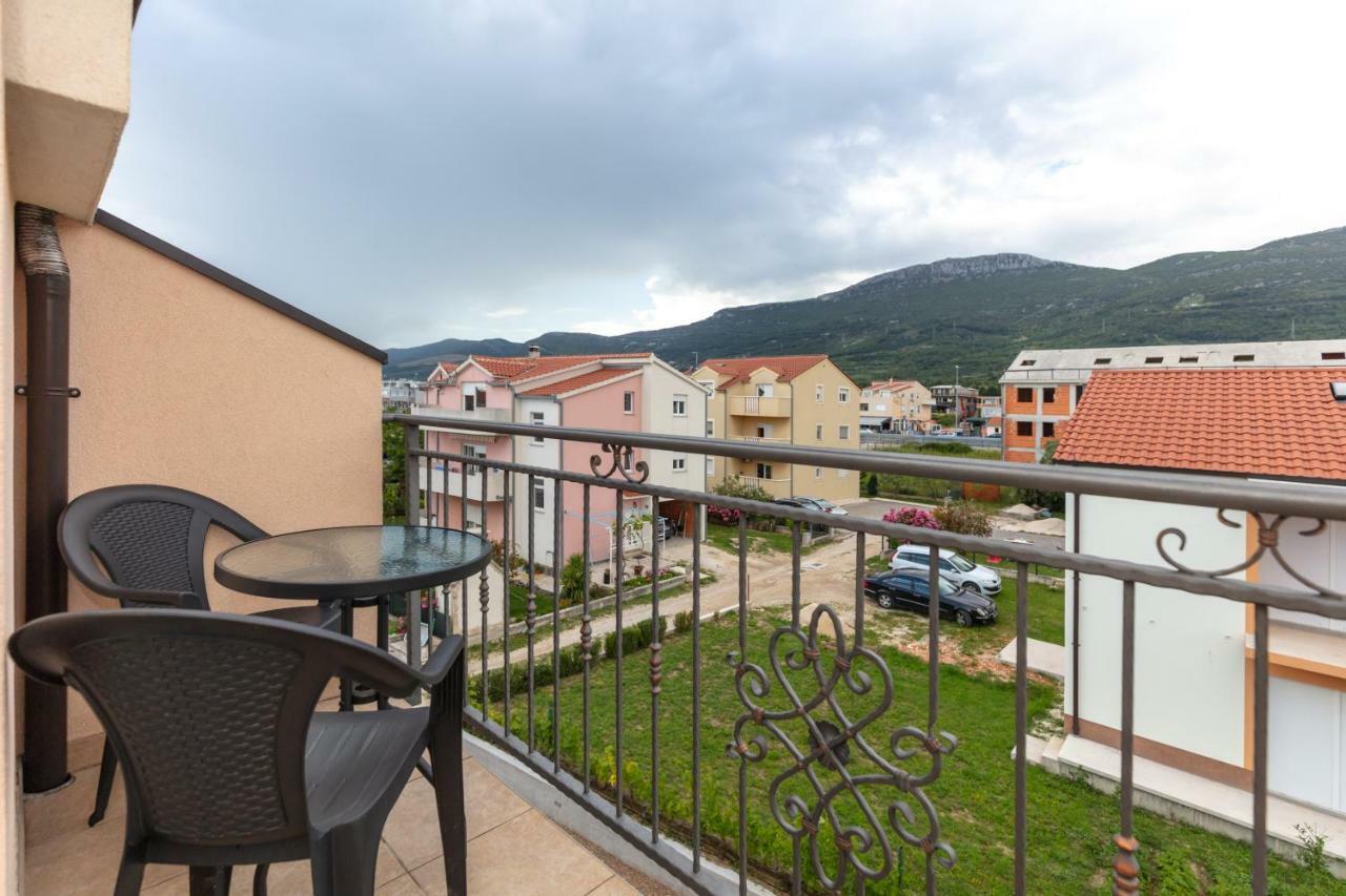 Villa Apartments Kordic Kaštela Eksteriør billede
