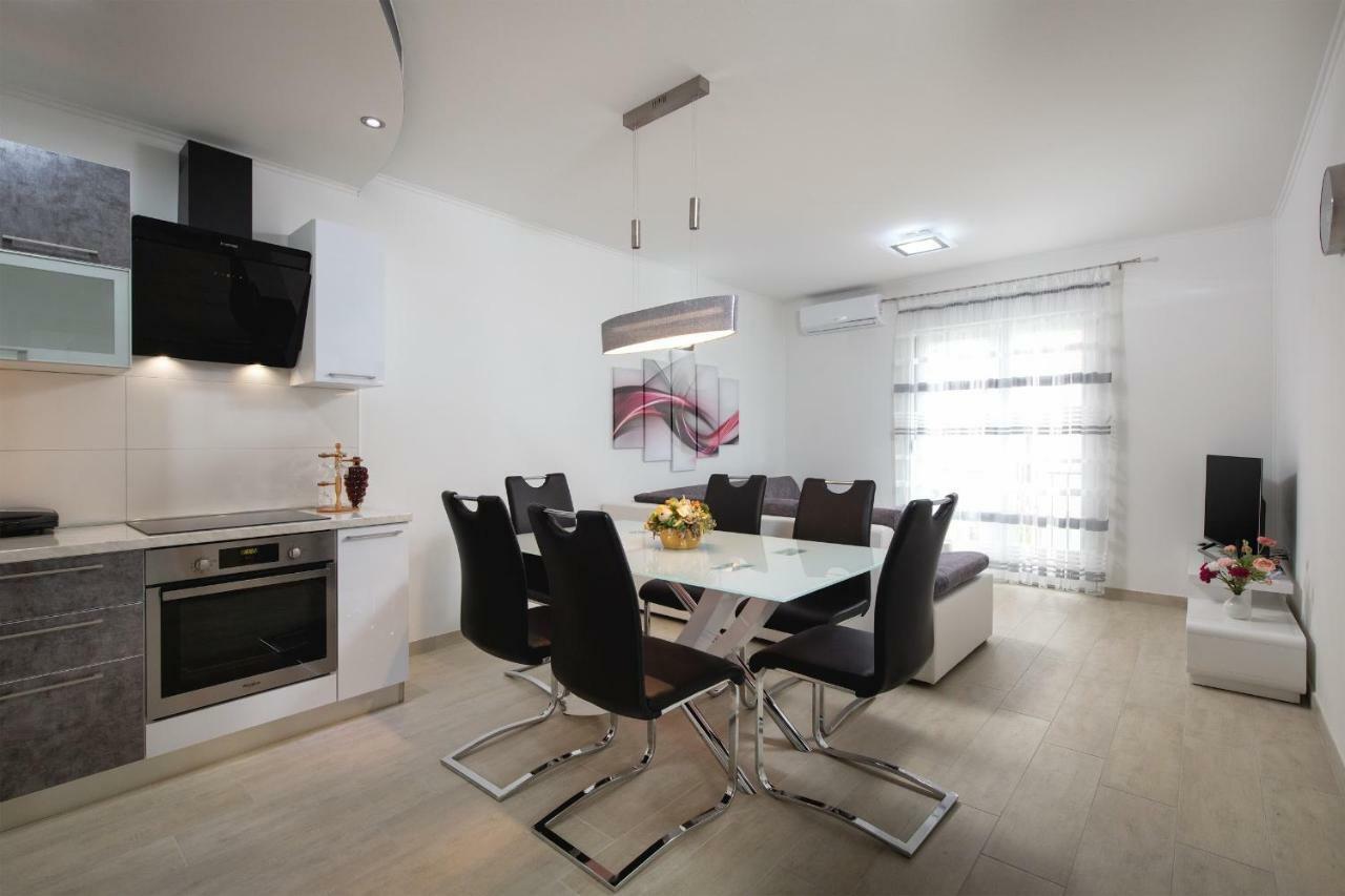 Villa Apartments Kordic Kaštela Eksteriør billede