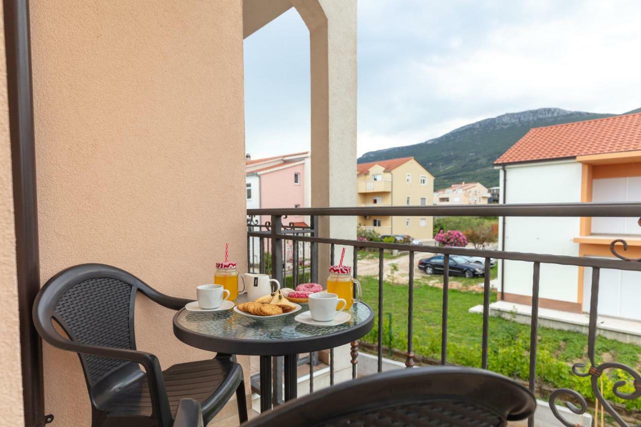 Villa Apartments Kordic Kaštela Eksteriør billede