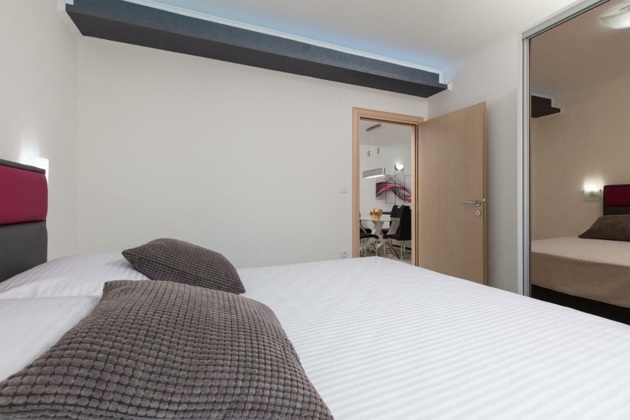 Villa Apartments Kordic Kaštela Eksteriør billede