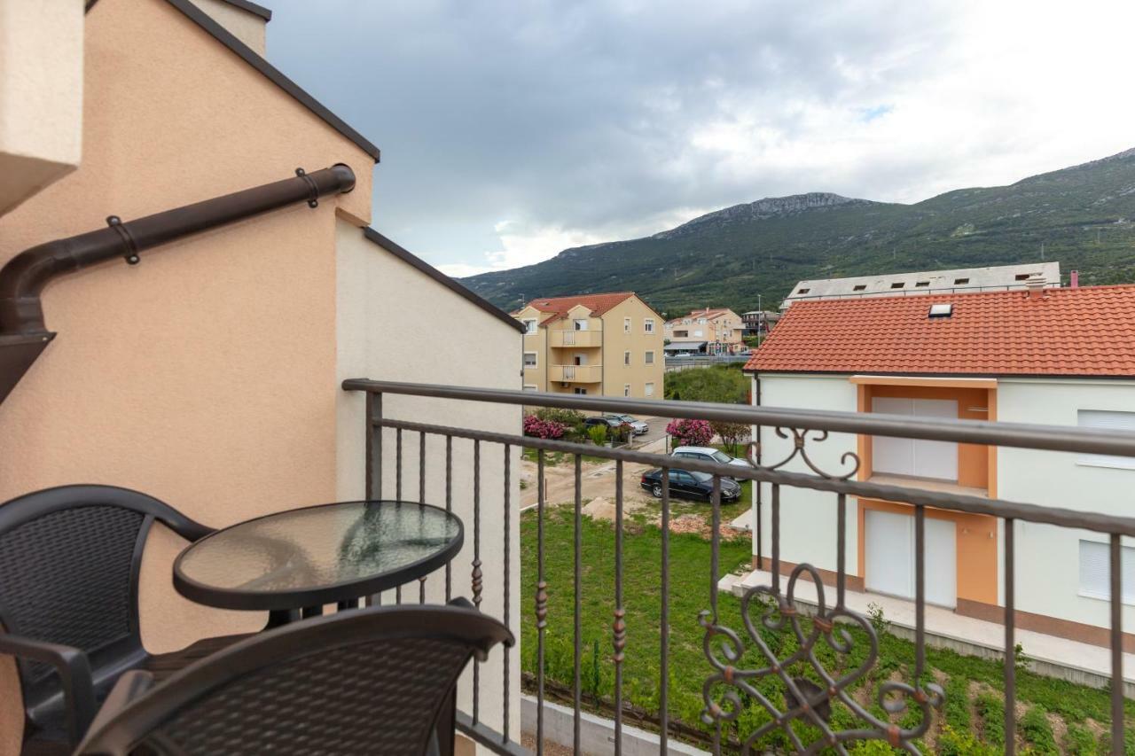 Villa Apartments Kordic Kaštela Eksteriør billede