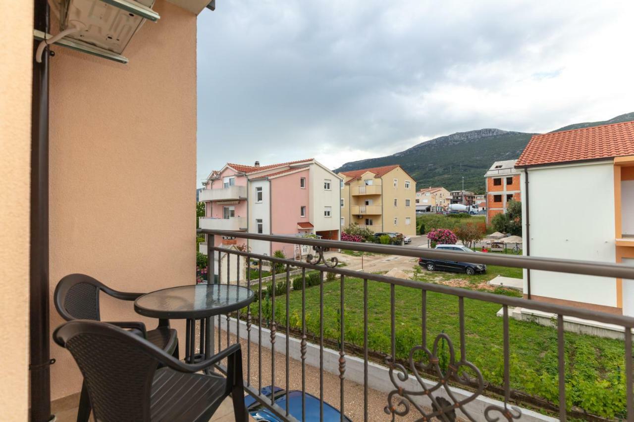 Villa Apartments Kordic Kaštela Eksteriør billede