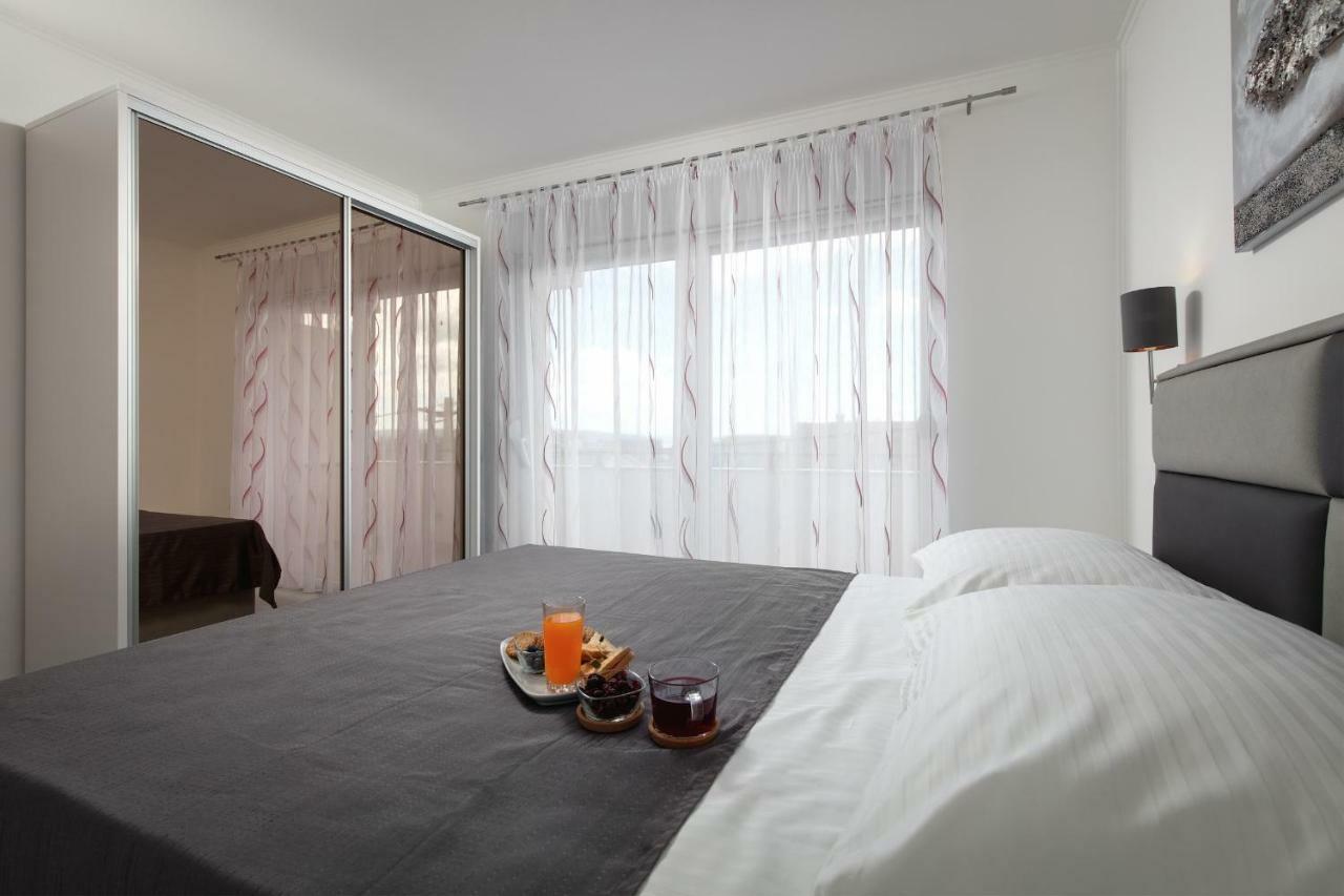 Villa Apartments Kordic Kaštela Eksteriør billede